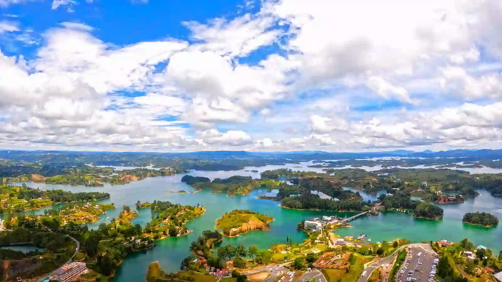 Vista panorámica de Guatapé y la Piedra del Peñol, Colombia